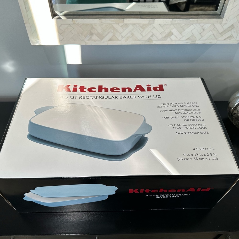 NIB KitchenAid 4.5qt rectangular baker with lid